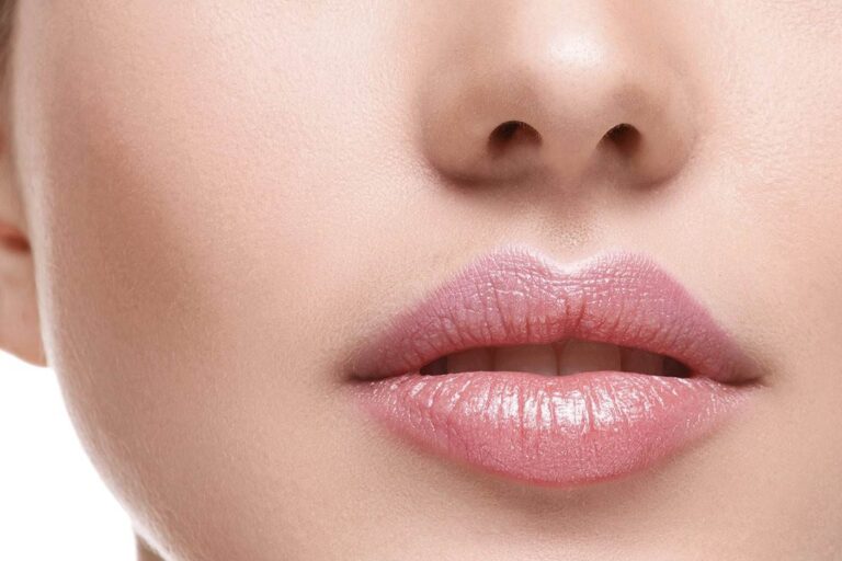 Detalle de labios de mujer con un tamaño y forma perfectas gracias a la aplicación de un tratamiento para aumentar el volumen de los labios