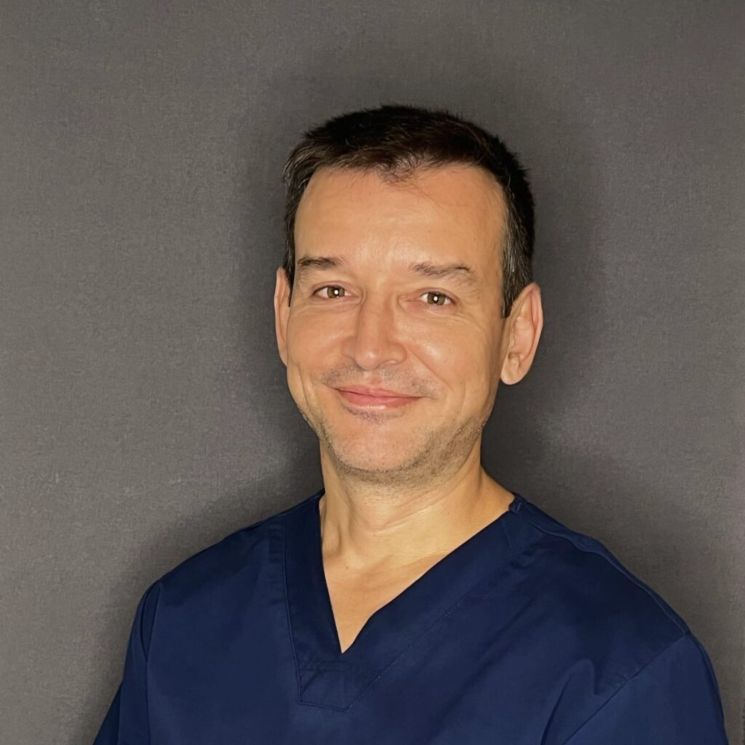 Juan Marín, técnico en cirugía capilar y auxiliar clínico en clínica estética de Valencia.