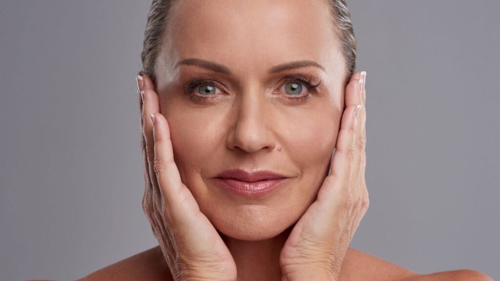Rostro de mujer madura con piel luminosa después de un tratamiento para eliminación de manchas faciales.
