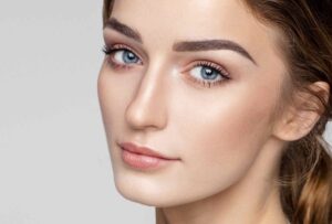 Rostro femenino de piel tersa y luminosa tras aplicación de rellenos dérmicos e inyectables faciales en clínica estética.