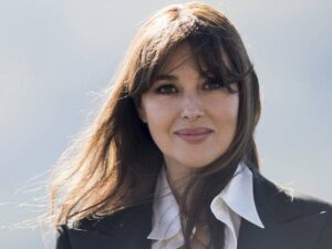 Monica Bellucci, mujer madura con piel luminosa y expresión serena, representando los beneficios de la medicina estética preventiva.