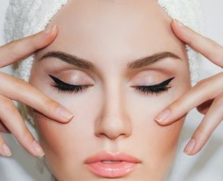 Rostro femenino preparado para peeling médico facial.