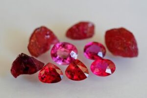 Imagen de rubíes naturales y tallados utilizada como metáfora visual de los puntos rubí, lesiones vasculares tratables con láser en medicina estética.